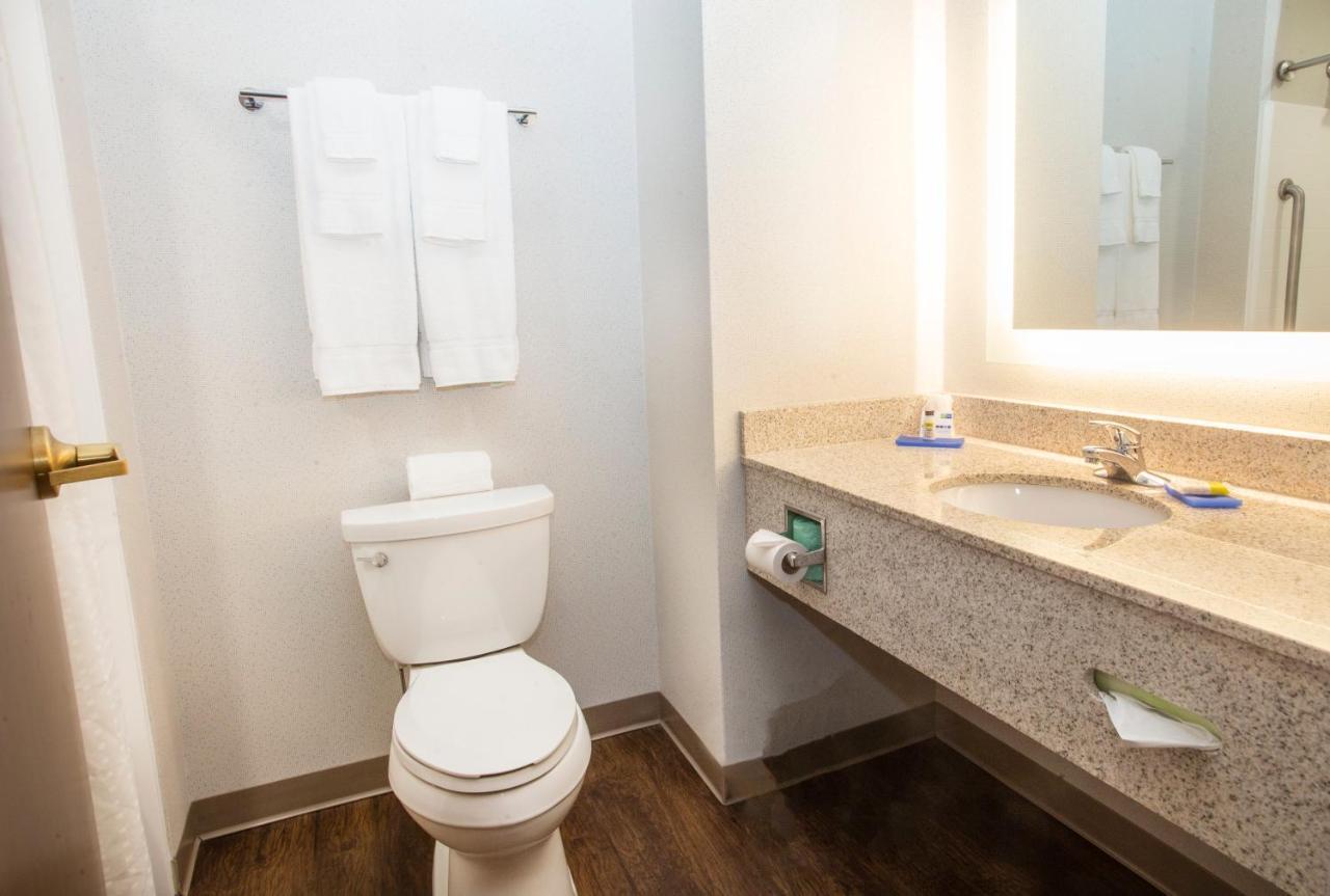Express & Airport/allentown Area By Ihg Hotel