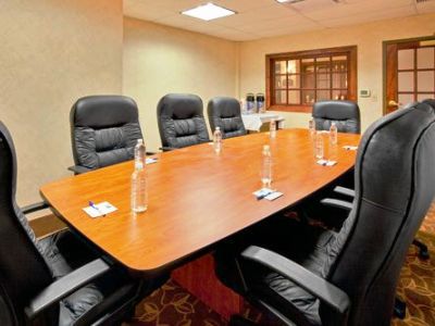 Express & Airport/allentown Area By Ihg Hotel