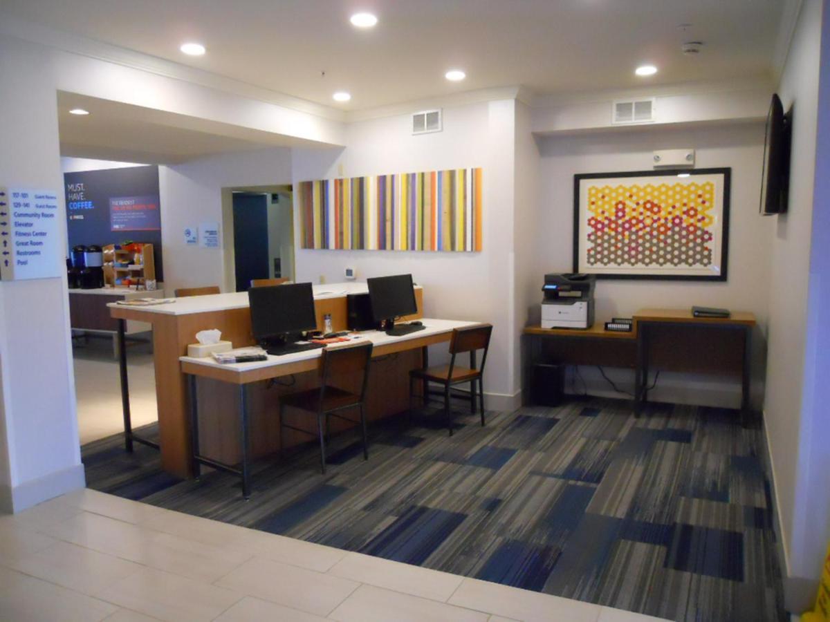 Express & Airport/allentown Area By Ihg Hotel 2*